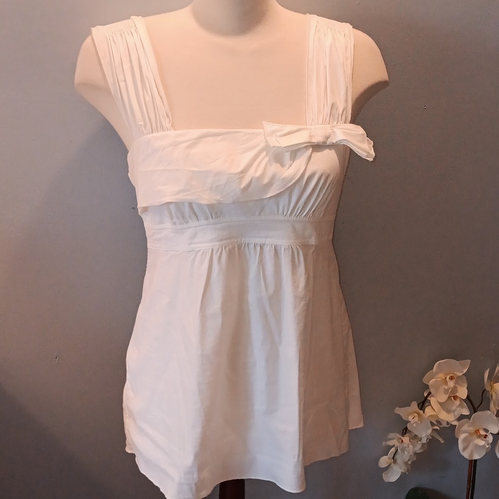 Bcbgmaxazria white sleeveless side bow top